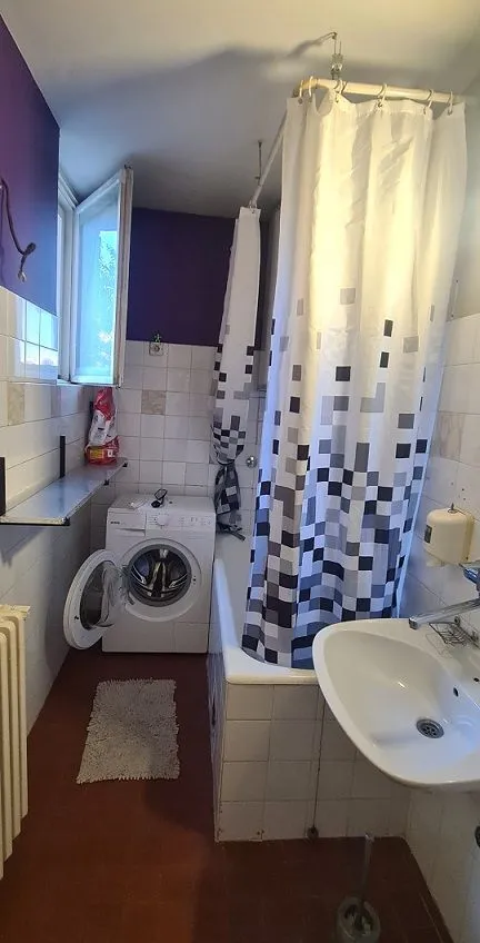 Kupatilo sa kadom, umivaonikom i veš mašinom.