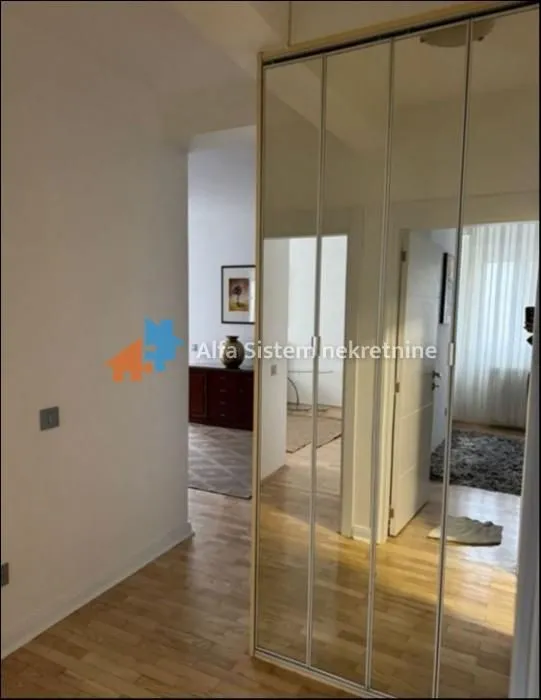 Izdavanje, četvorosoban stan, 120m², Savski Venac, Beograd