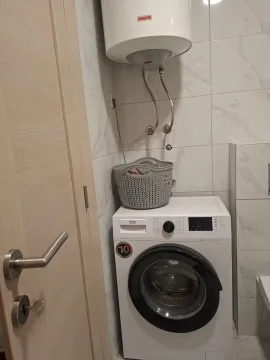Kupatilo sa veš mašinom, bojlerom i korpom za veš. - image 7
