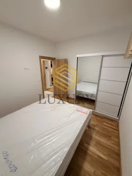 Namještena spavaća soba sa krevetom i garderoberom. - image 4
