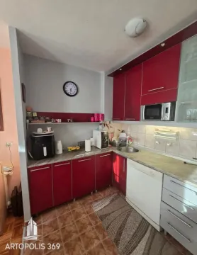 Kuhinja sa crvenim elementima, sudoperom i ugradnim uređajima. - image 10