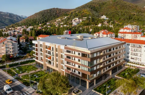 Pogled iz vazduha na novu stambenu zgradu sa uređenim dvorištem u naselju. - image 16