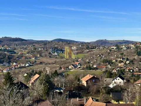 Pogled na prigradsko naselje sa brdima u pozadini. - image 4