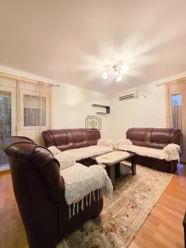 Dnevna soba sa kožnim garniturama i stočićem. - image 8