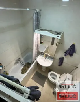 Manje kupatilo sa kadom, umivaonikom, toaletom i ogledalom sa ormarićem. - image 11