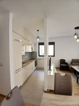 Moderna kuhinja povezana sa trpezarijom i dnevnim boravkom. - image 6