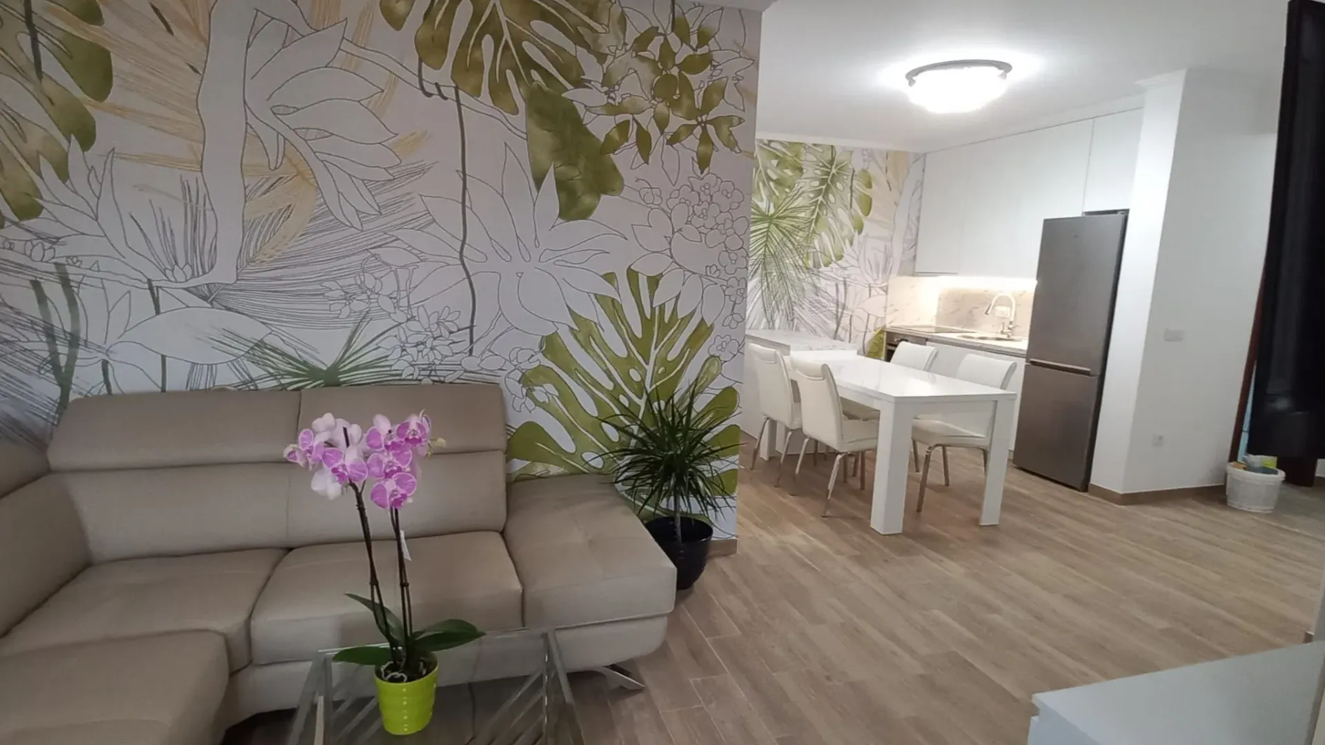 Izdavanje, dvosoban stan, 98m², Donja Lastva, Tivat