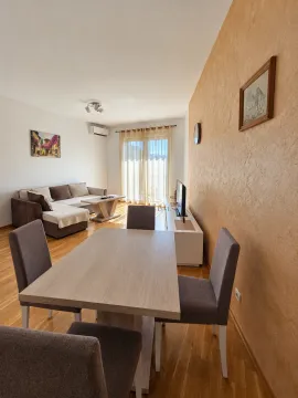 Dnevni boravak sa trpezarijom i garniturom za sjedenje. - image 2