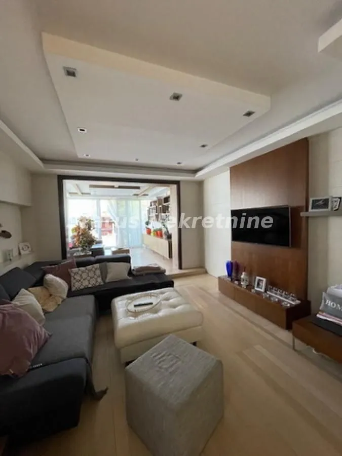 Prodaja, kuća, 250m², Lipov gaj, Novi Sad Sve Podlokacije