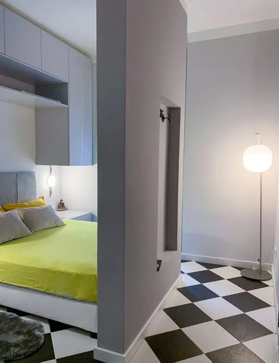 Moderna spavaća soba sa krevetom i ugradnim elementima.