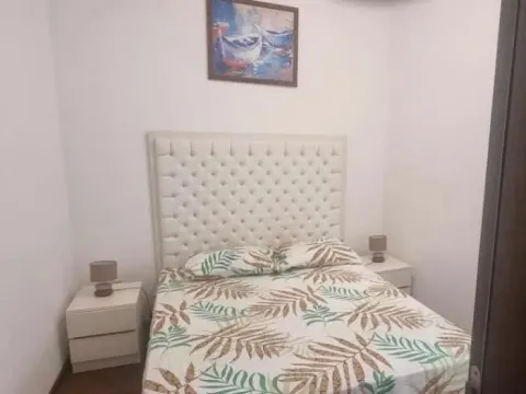 Izdavanje, dvosoban stan, 65m², Centar, Budva
