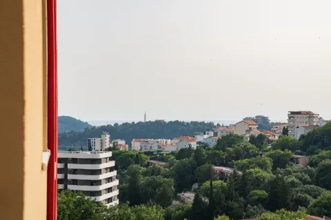 Pogled na gradsko naselje i zelenilo iz nekretnine. - image 8