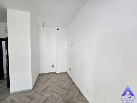 Empty room with white walls and wood-effect flooring. - image 2