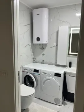 Kupatilo opremljeno sanitarijama, veš mašinom, mašinom za sušenje i bojlerom. - image 7