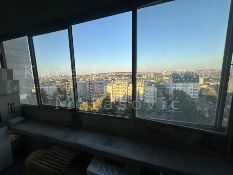 Pogled na grad kroz veliki prozor sa zastakljene terase. - image 15