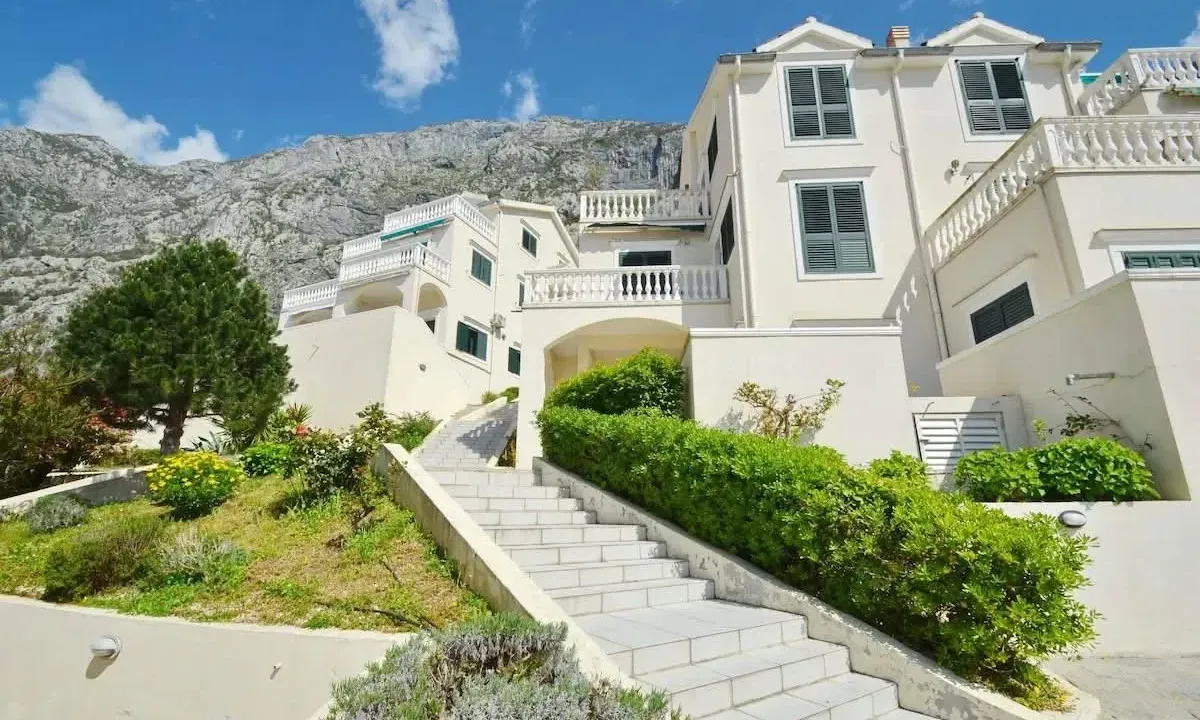 Sale, two bedroom apartment, 80m², Dobrota, Kotor