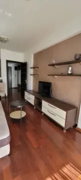 Dnevna soba sa garniturom, TV komodom i policama na zidu. - image 6