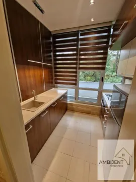 Moderna kuhinja sa drvenim elementima i ugrađenim kućnim aparatima. - image 4