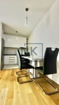 Kuhinja sa trpezarijom i bijelim elementima. - image 3