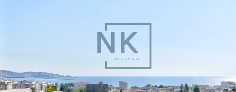 Pogled na more i grad sa nekretnine.