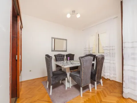 Izdavanje, trosoban stan, 103m², Dobrota, Kotor - image 2