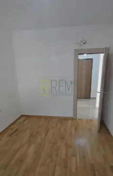 Prazna soba sa parketom i otvorenim vratima. - image 8