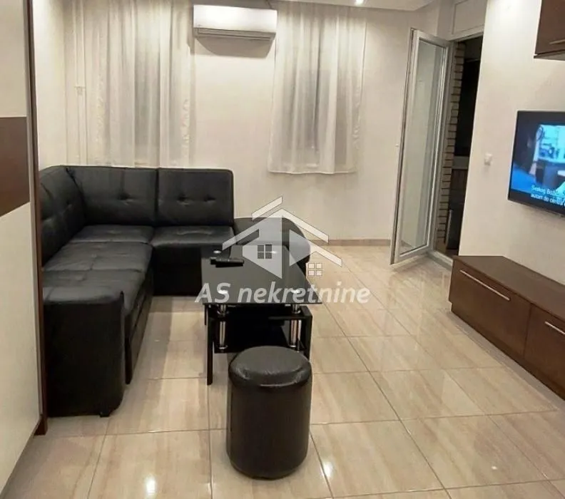 Izdavanje, trosoban stan, 58m², Savski Venac, Beograd