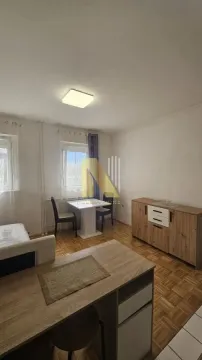 Dnevna soba sa trpezarijskim stolom i drvenim nameštajem. - image 3