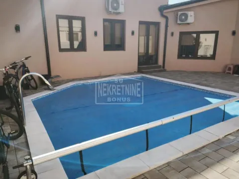Bazen u dvorištu porodične kuće sa pokrivačem. - image 20