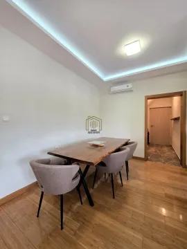 Trpezarija sa drvenim stolom i modernim tapaciranim stolicama. - image 20