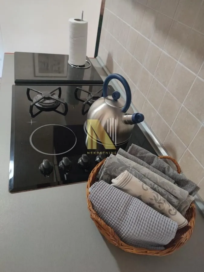 Izdavanje, trosoban stan, 55m², Centar, Novi Sad