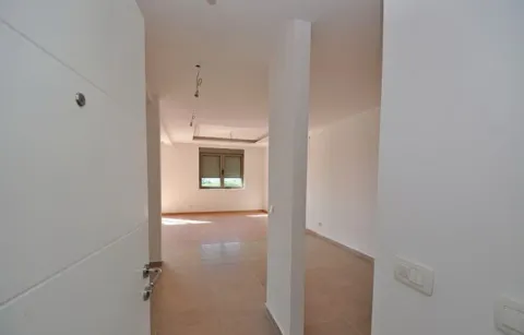 Pogled sa ulaznih vrata na prazan i svijetao prostor novog stana. - image 16