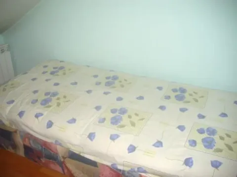 Jednostavna spavaća soba sa jednim krevetom. - image 6