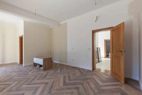 Prazna prostorija sa drvenim podom u obliku riblje kosti i otvorenim drvenim vratima. - image 39