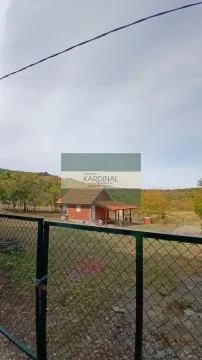 Pogled na manju kuću sa dvorištem iza ograde. - image 7