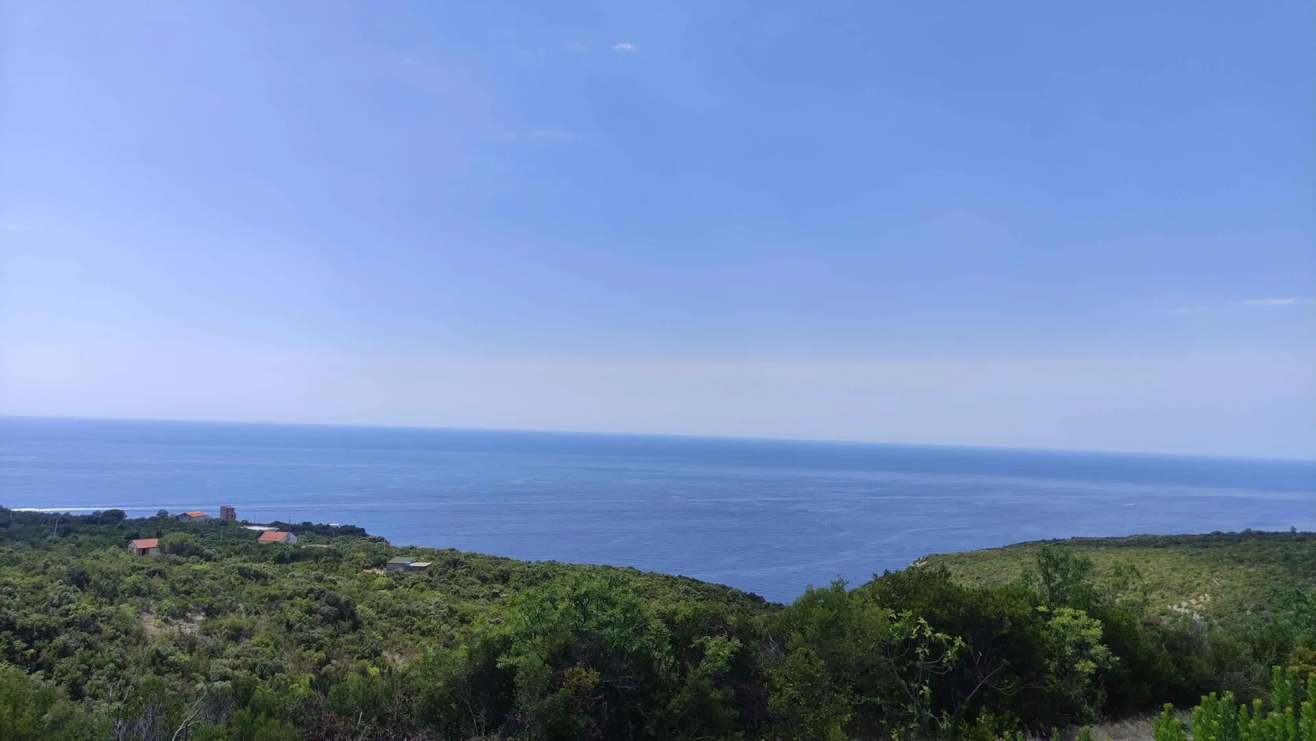 Pogled na more i okolno zelenilo sa lokacije nekretnine.