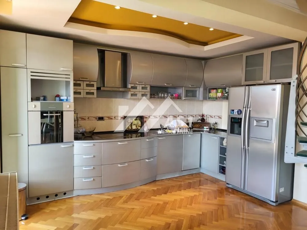 Izdavanje, četvorosoban stan, 180m², Novi Sad Sve Podlokacije, Novi Sad