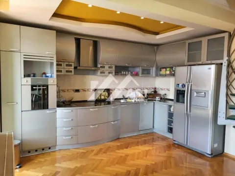 Izdavanje, četvorosoban stan, 180m², Centar, Novi Sad - image 3