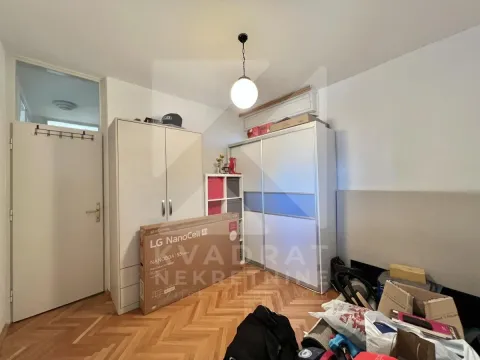 Manja soba sa garderoberima, kutijama i parketom na podu. - image 15
