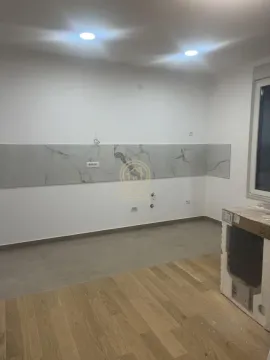 Nenameštena kuhinja sa keramičkim pločicama i ugradnim elementima u pakovanju. - image 6