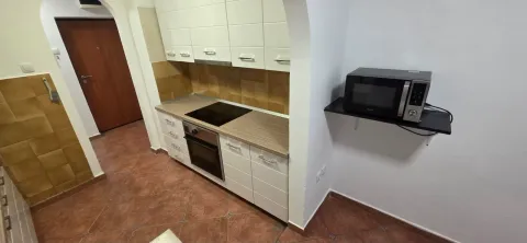 Manja kuhinja sa bijelim elementima i ugrađenom rernom. - image 6
