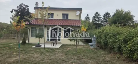 Pogled na dvorište i fasadu dvospratne kuće. - image 17