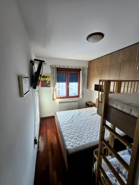 Dječja soba sa krevetom na sprat i bračnim krevetom. - image 7
