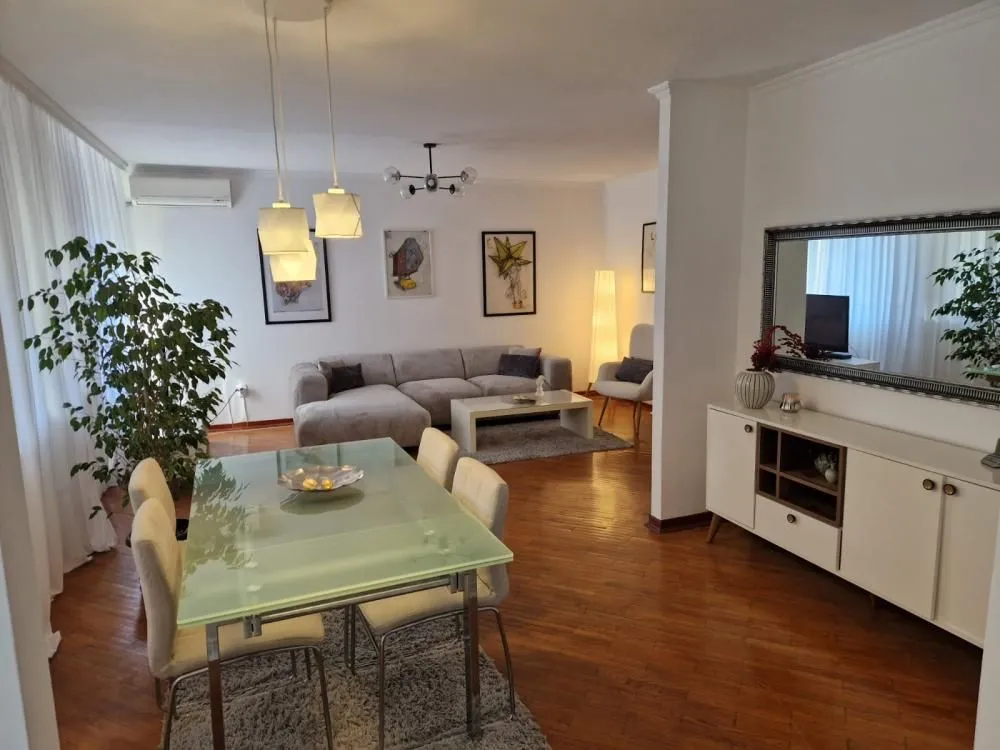 Izdavanje, četvorosoban stan, 100m², Vračar Hram, Vračar Sve Podlokacije