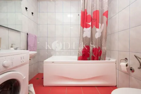 Kupatilo sa kadom, umivaonikom, veš mašinom i toaletom. - image 6