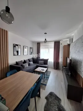 Dnevna soba sa ugaonom garniturom, trpezarijskim stolom i TV komodom. - image 4
