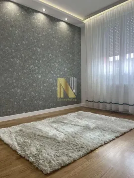 Prazna spavaća soba sa tapetama i belim tepihom. - image 5