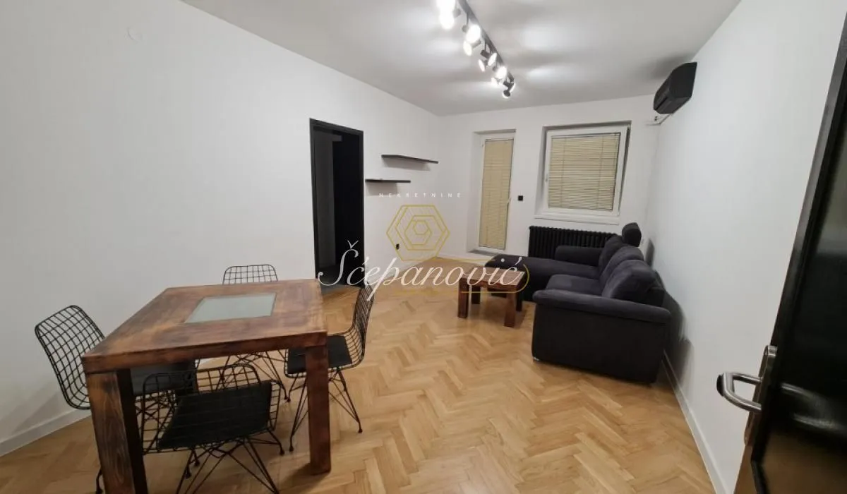 Izdavanje, trosoban stan, 55m², Centar, Novi Sad