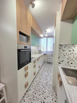 Moderna uska kuhinja sa ugradnim elementima i belom tehnikom. - image 6