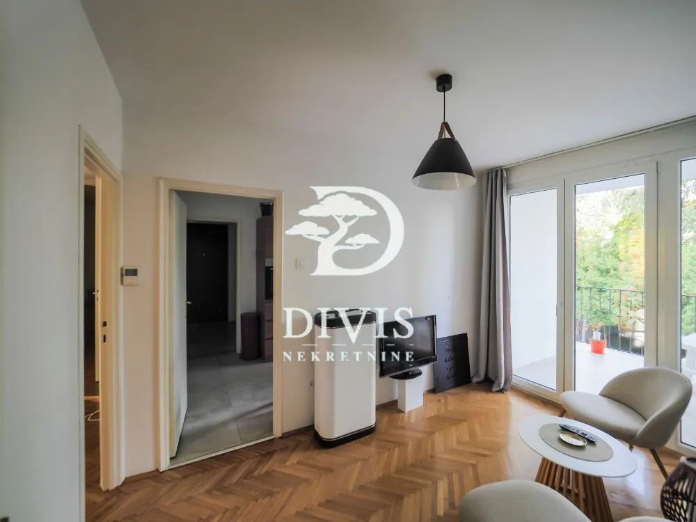 Living room with parquet flooring and access to the terrace.